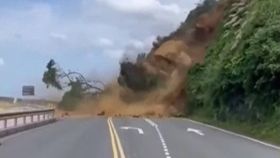 VIDEO Alunecare masivă de teren în Taiwan, surprinsă de mai mulți martori. Muntele s-a prăbușit, înghițind o șosea